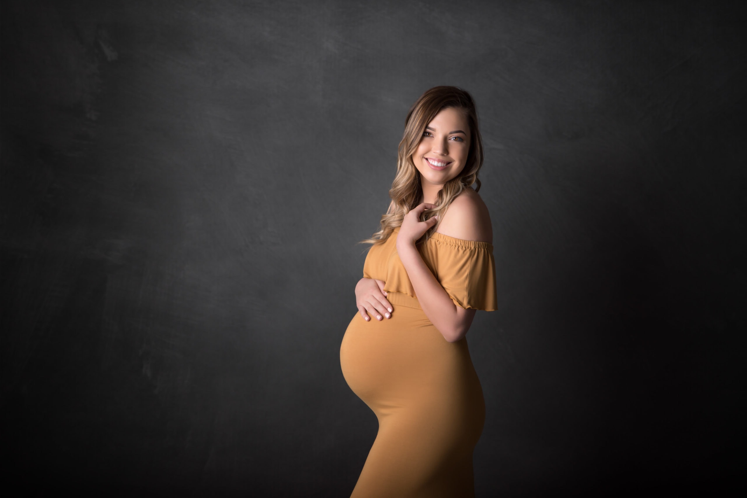 take-maternity-photos